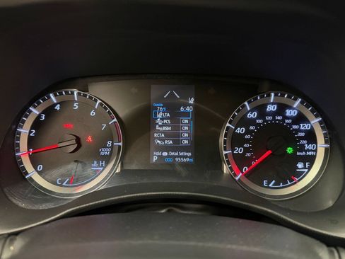 Used 2020 Toyota Highlander LE AWD/4WD image 18