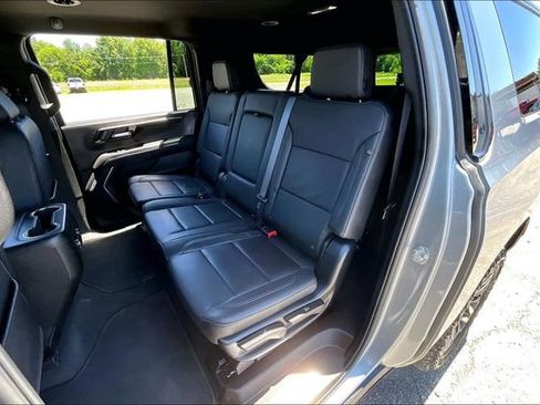 Used 2025 Chevrolet Suburban Z71 AWD/4WD image 22