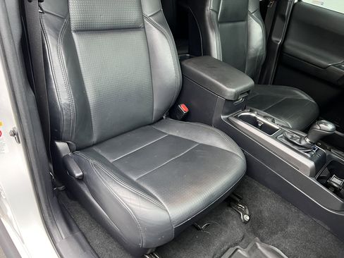 Used 2018 Toyota Tacoma TRD Off-Road image 27