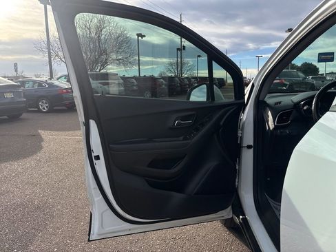 Used 2022 Chevrolet Trax LT w/ LT Convenience Package image 10