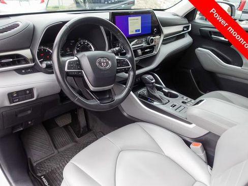 Certified 2023 Toyota Highlander XLE image 15