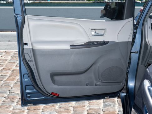 Used 2016 Toyota Sienna LE image 11