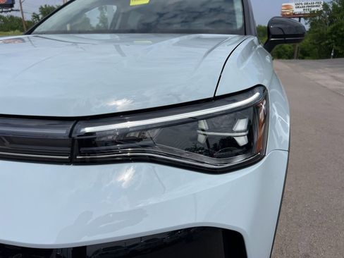 New 2026 Volkswagen Taos SE FWD image 9