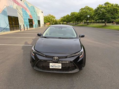Used 2020 Toyota Corolla LE FWD image 2