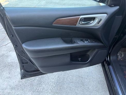 Used 2017 Nissan Pathfinder Platinum image 17