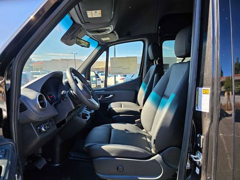 Used 2024 Mercedes-Benz Sprinter 2500 image 21