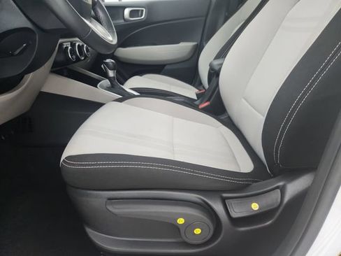 Used 2025 Hyundai Venue SEL FWD image 21