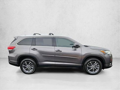 Used 2019 Toyota Highlander XLE image 4