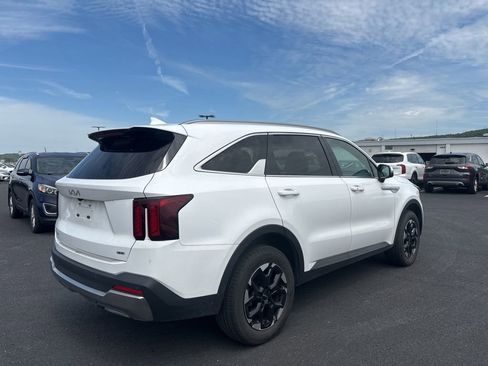 Certified 2024 Kia Sorento S AWD/4WD image 2