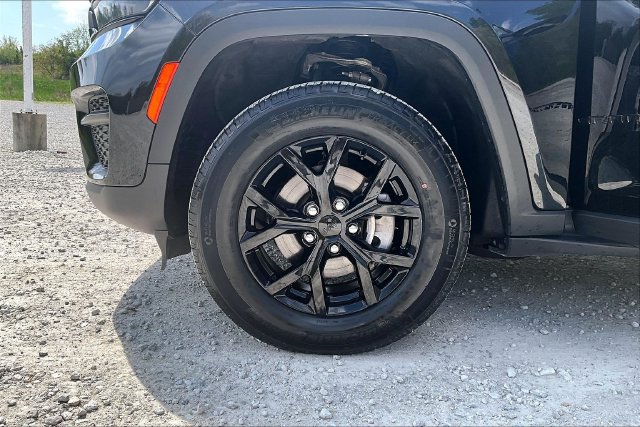 Used 2024 Jeep Grand Cherokee Altitude AWD/4WD image 8