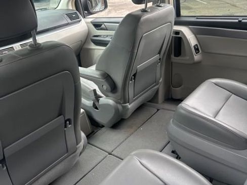 Used 2012 Volkswagen Routan SE FWD image 19