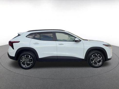 Used 2025 Chevrolet Trax LT FWD image 16