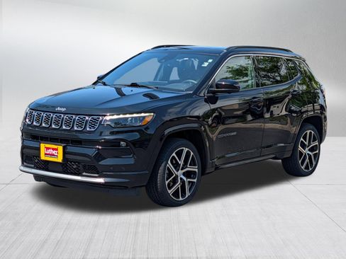 Used 2024 Jeep Compass Limited w/ Elite Group AWD/4WD image 3