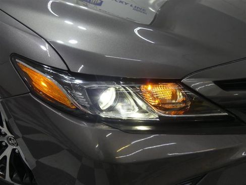 Used 2020 Toyota Camry SE w/ Sunroof Package image 15