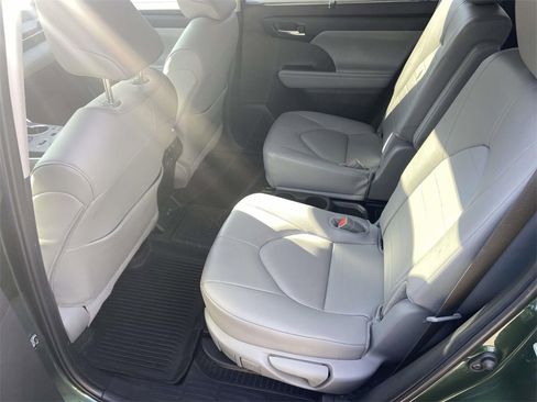 Used 2025 Toyota Highlander XLE image 22