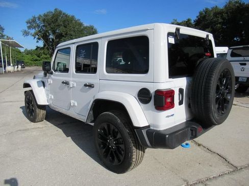 Used 2024 Jeep Wrangler Unlimited Sahara AWD/4WD image 3