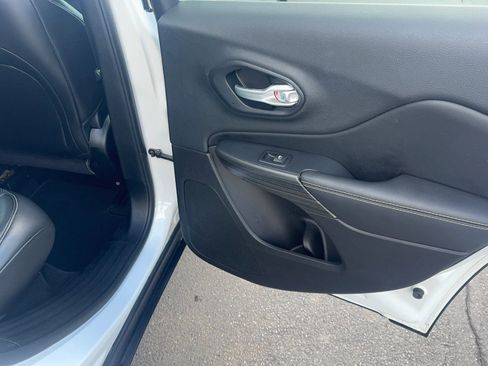 Used 2015 Jeep Cherokee Limited w/ Luxury Group AWD/4WD image 15