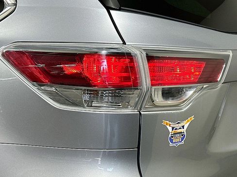 Used 2016 Toyota Highlander XLE AWD/4WD image 35