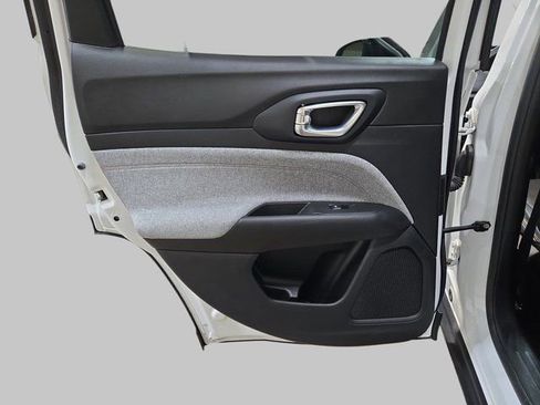 Used 2022 Jeep Compass Latitude image 18