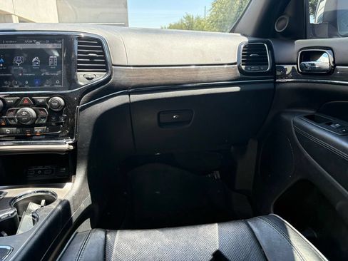 Used 2019 Jeep Grand Cherokee Overland AWD/4WD image 9
