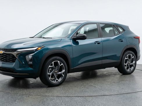 Used 2025 Chevrolet Trax LT image 3