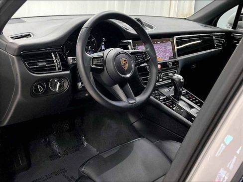 Used 2025 Porsche Macan image 7