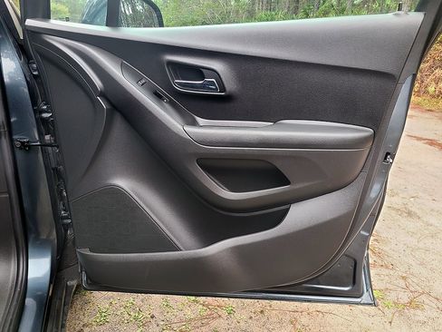 Used 2021 Chevrolet Trax LT w/ LT Convenience Package image 26