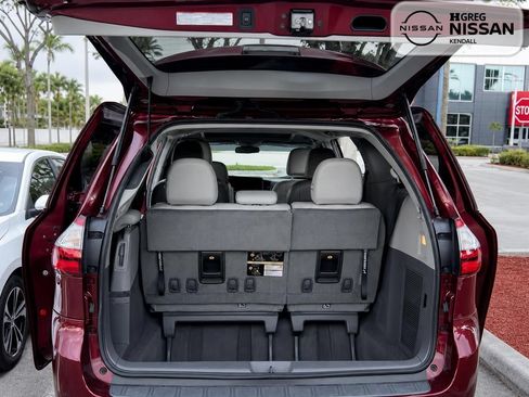 Used 2018 Toyota Sienna XLE w/ XLE Navigation Package FWD image 8