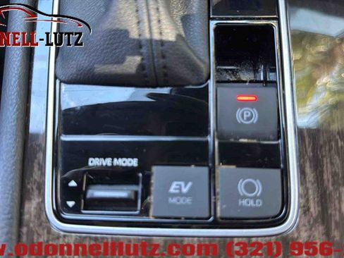 Used 2025 Toyota Sienna Platinum image 35