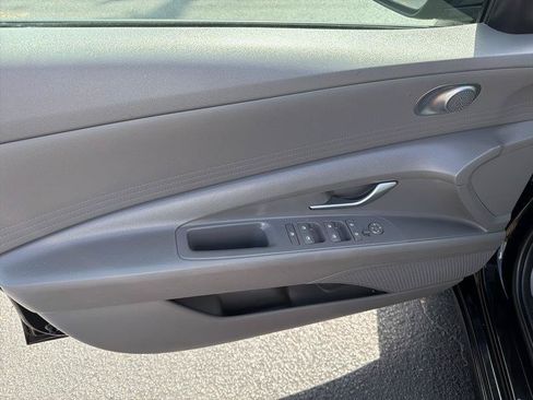 Used 2023 Hyundai Elantra SE FWD image 9