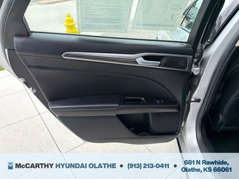 Used 2017 Ford Fusion SE FWD image 16