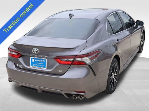Used 2021 Toyota Camry SE FWD image 5