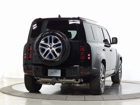 Used 2025 Land Rover Defender 110 X-Dynamic SE image 8