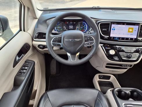 Used 2023 Chrysler Pacifica Touring-L FWD image 15
