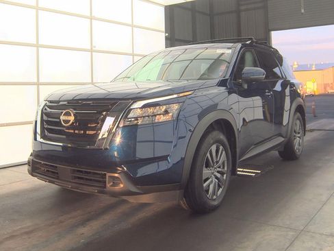 Used 2025 Nissan Pathfinder SV FWD image 1
