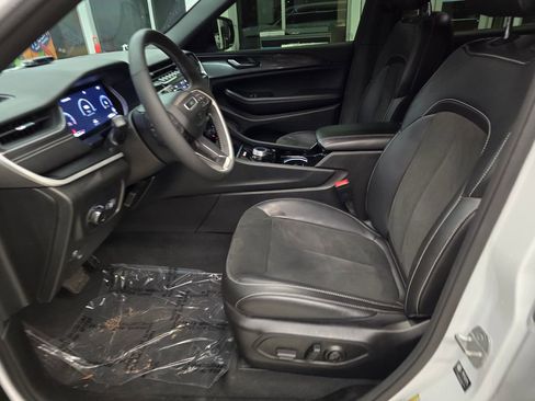 Used 2023 Jeep Grand Cherokee L Laredo image 16