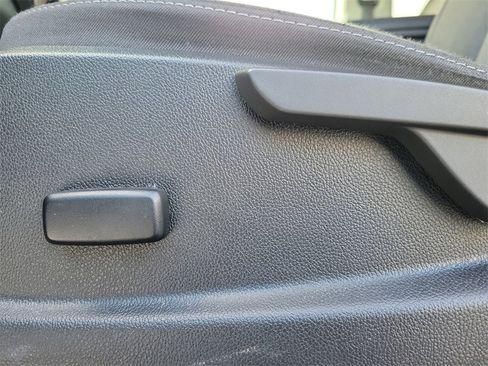 Used 2022 Chevrolet Colorado LT w/ LT Convenience Package image 16