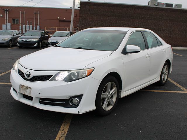 Used 2013 Toyota Camry SE FWD image 2