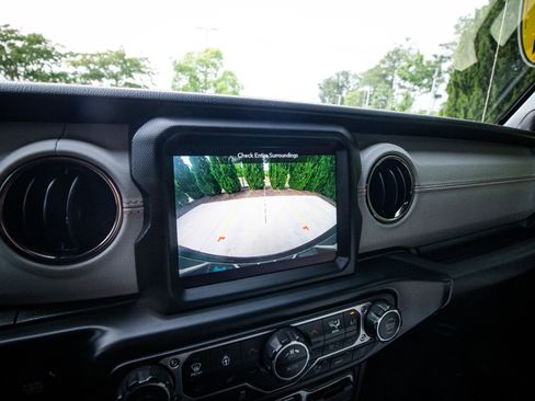 Used 2022 Jeep Wrangler Unlimited Sahara AWD/4WD image 26
