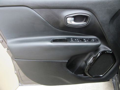 Used 2018 Jeep Renegade Altitude w/ UConnect 8.4 Nav Group FWD image 26