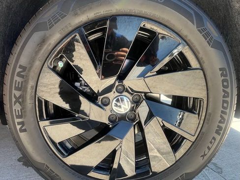 Certified 2025 Volkswagen Atlas SE image 5