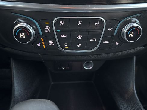 Used 2021 Chevrolet Traverse LT image 20