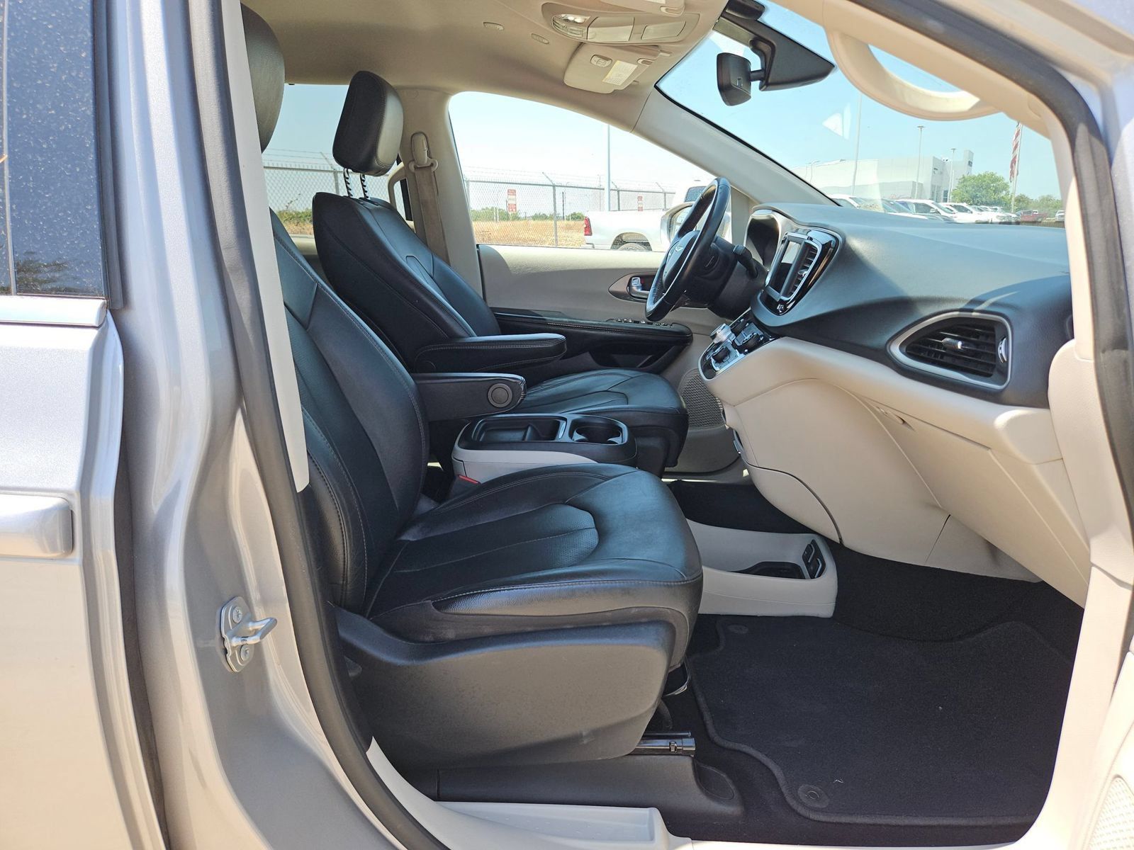 Used 2020 Chrysler Pacifica Touring-L FWD image 26