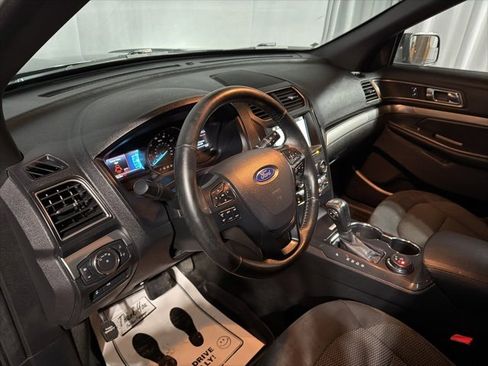 Used 2018 Ford Explorer XLT image 9