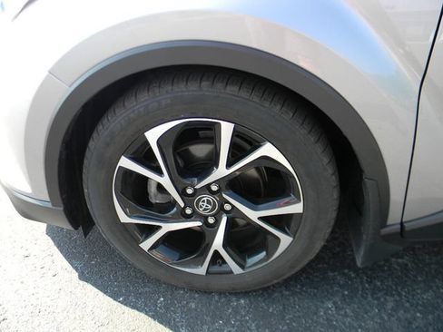 Used 2019 Toyota C-HR Limited FWD image 9