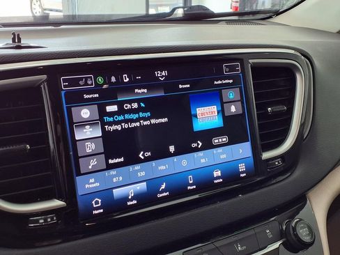 Used 2022 Chrysler Pacifica Touring-L FWD image 5