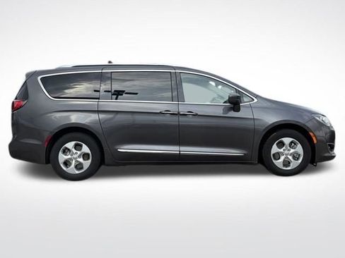 Used 2018 Chrysler Pacifica Touring-L image 4