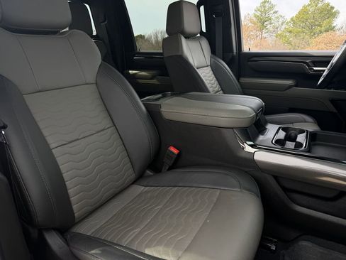 Used 2024 Chevrolet Silverado 2500 ZR2 w/ Technology Package image 28