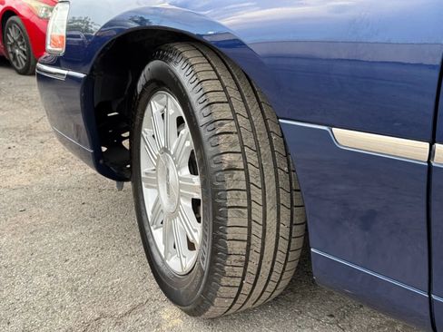 Used 2010 Lincoln Town Car Signature Limited RWD image 35
