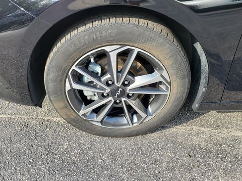Used 2024 Kia Forte LXS w/ LXS Technology Package FWD image 4